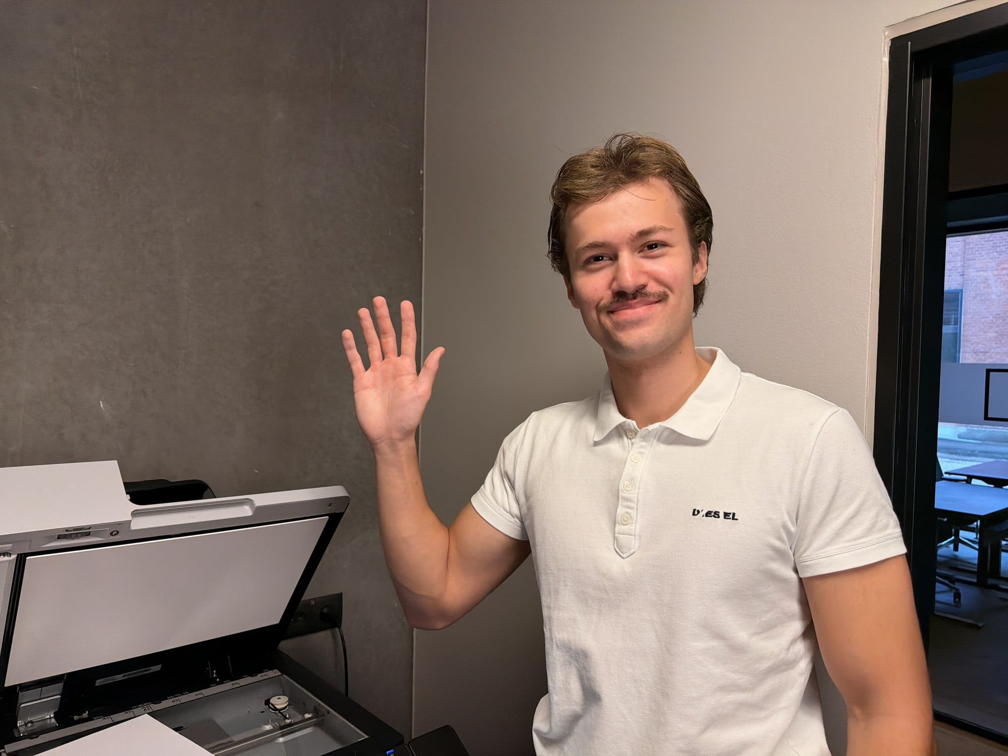 Medarbejder, der arbejder på sin bærbare computer