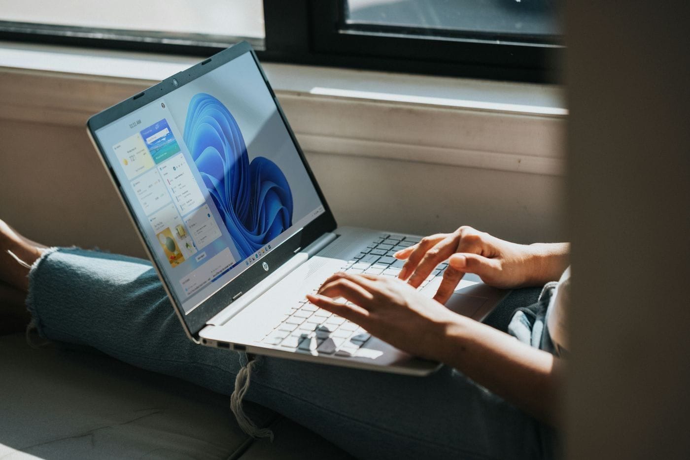 Medarbejder, der arbejder på en bærbar computer